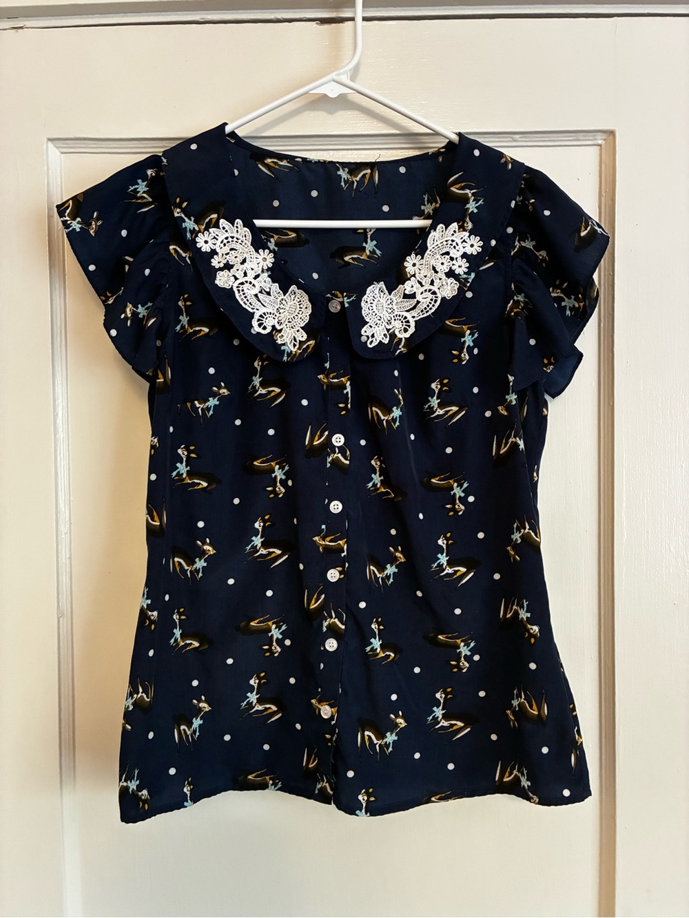 Blouse with lace collar